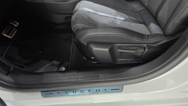 car Peugeot e-208 id343348 photo #20