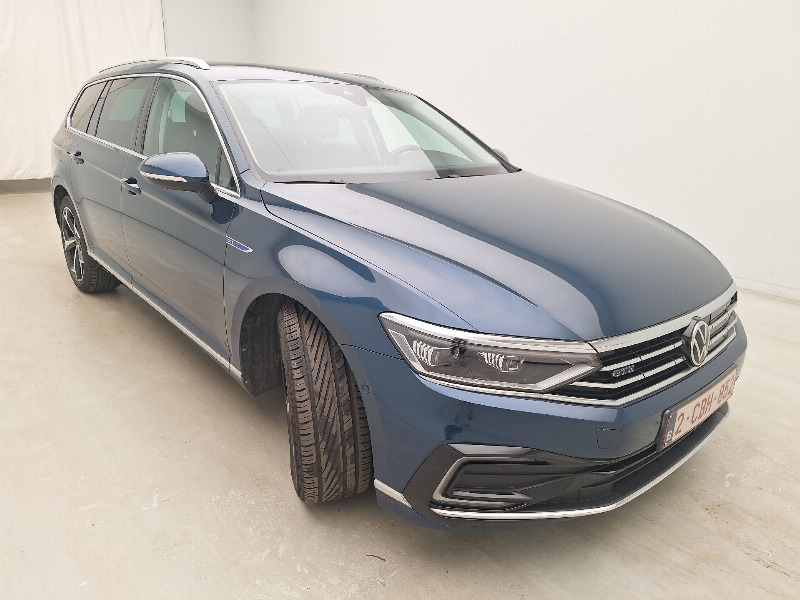 car Volkswagen Passat id42016 main photo