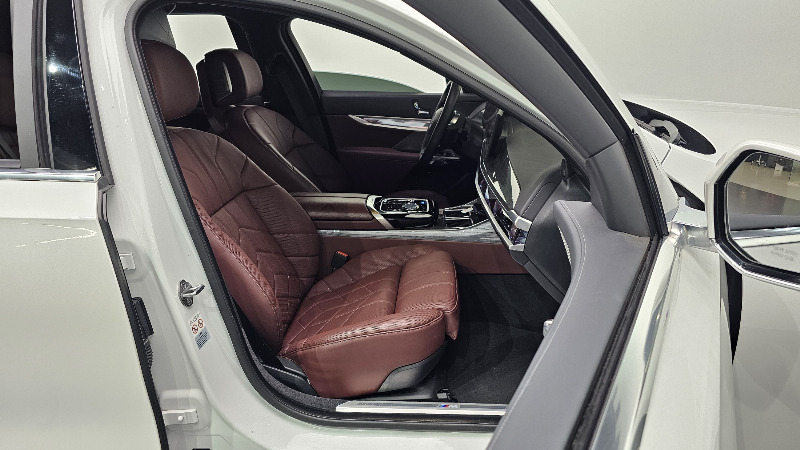 car BMW i7 id51941 photo #10