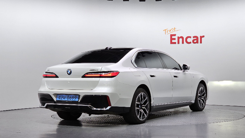 car BMW i7 id51941 photo #2