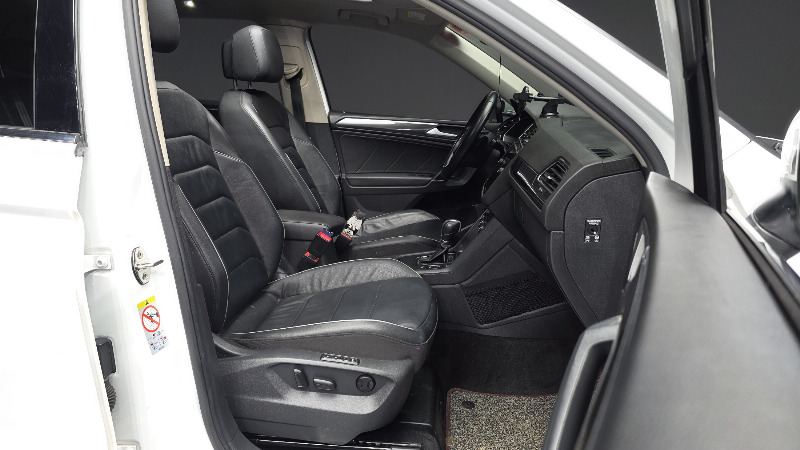 car Volkswagen Tiguan id52018 photo #11