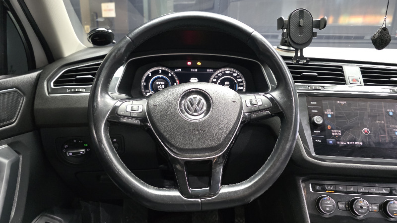 car Volkswagen Tiguan id52018 photo #13