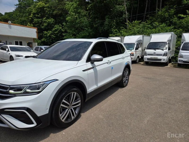 car Volkswagen Tiguan id52019 main photo