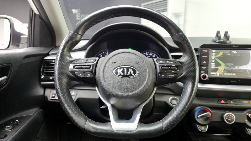 car KIA Stonic id60838 photo #13