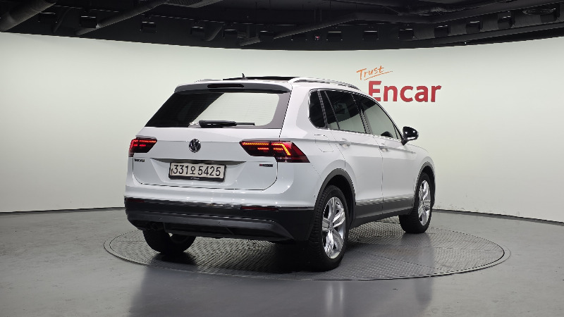 car Volkswagen Tiguan id65216 photo #2