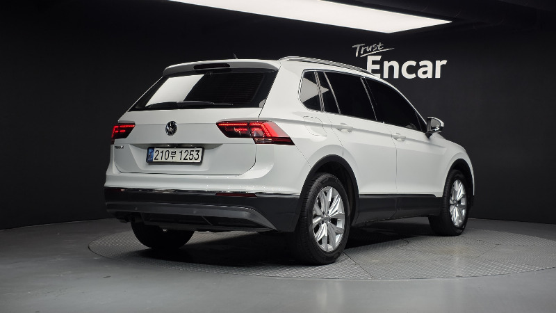 car Volkswagen Tiguan id65218 photo #2