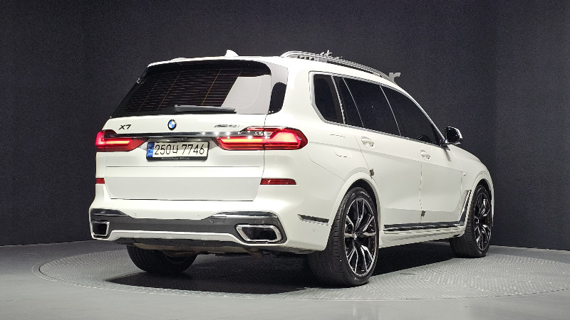 car BMW X7 id65321 photo #2