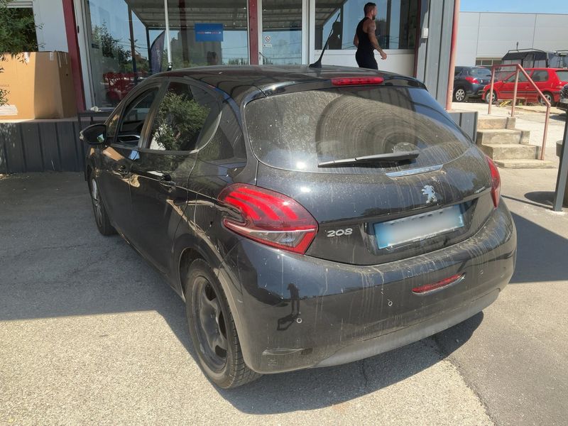 car Peugeot 208 id65547 photo #2