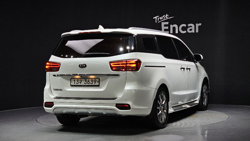 car KIA Carnival id67809 photo #2