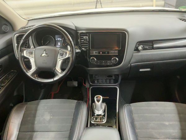 car Mitsubishi Outlander id13905 photo #9