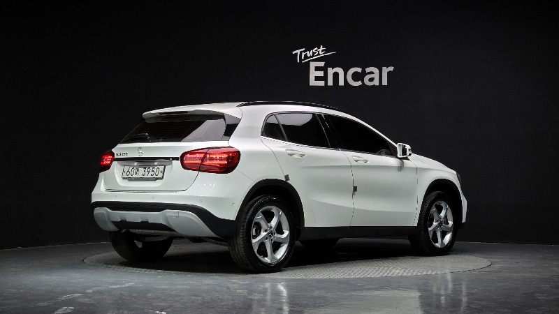 car Mercedes Benz GLA id73205 photo #2