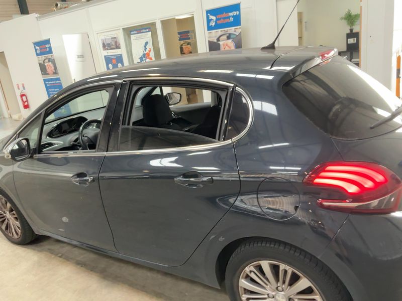 car Peugeot 208 id76401 photo #2