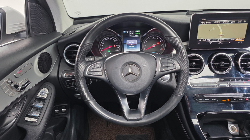 car Mercedes Benz GLC id85105 photo #14